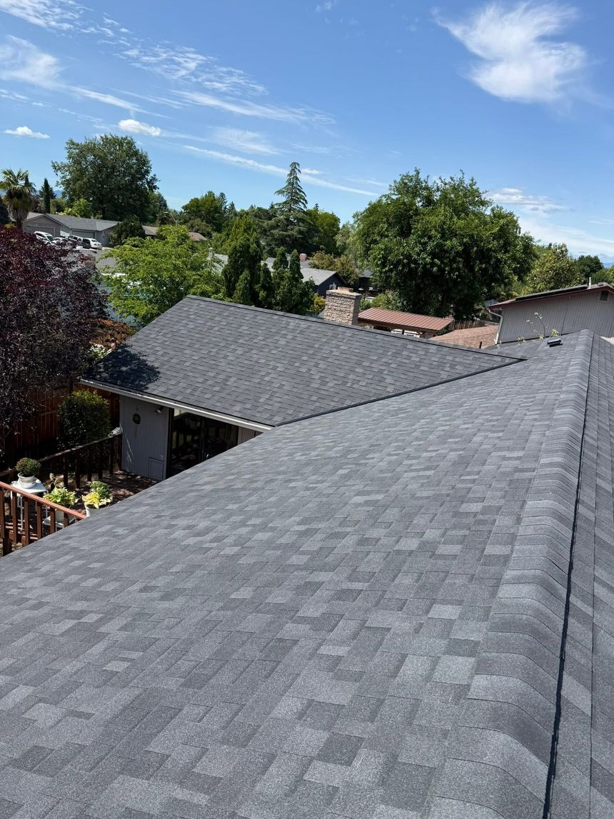 Finished shingle roof in Grants Pass